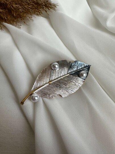 Beyaz - Mavi Renkli İncili Yaprak Broş