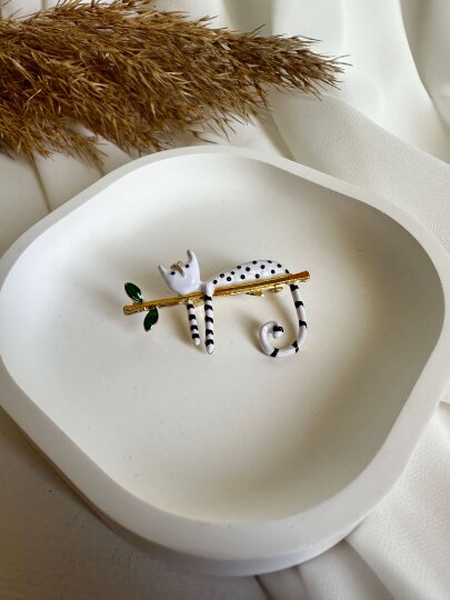 Beyaz Üzeri Siyah Benekli Kedi Broş - 2