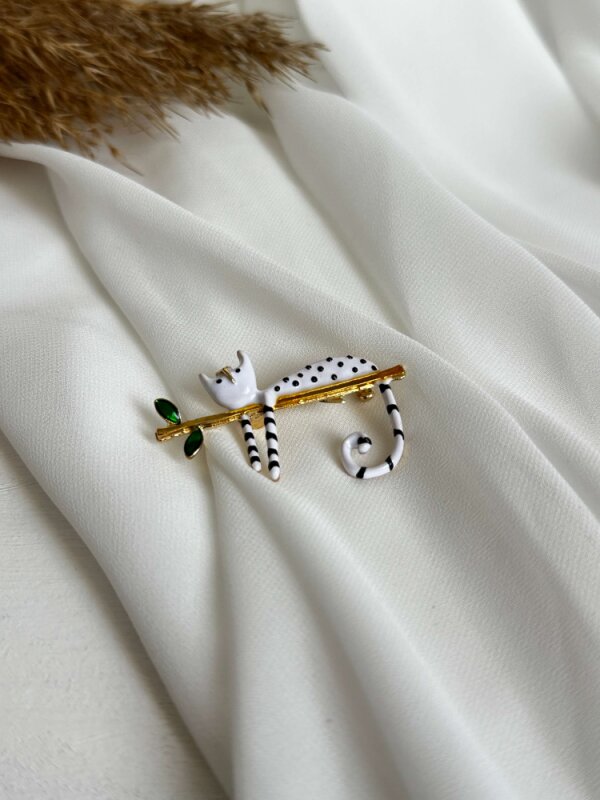 Beyaz Üzeri Siyah Benekli Kedi Broş - 1