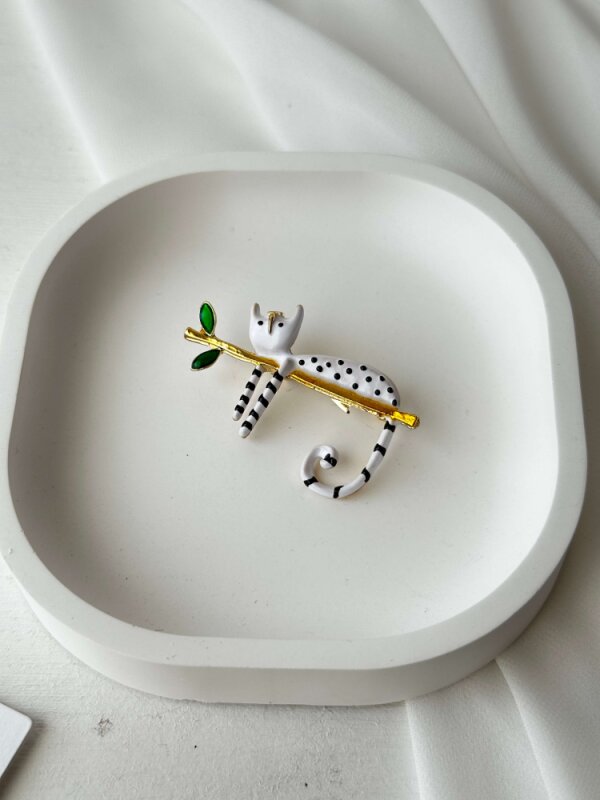 Beyaz Üzeri Siyah Benekli Kedi Broş - 4