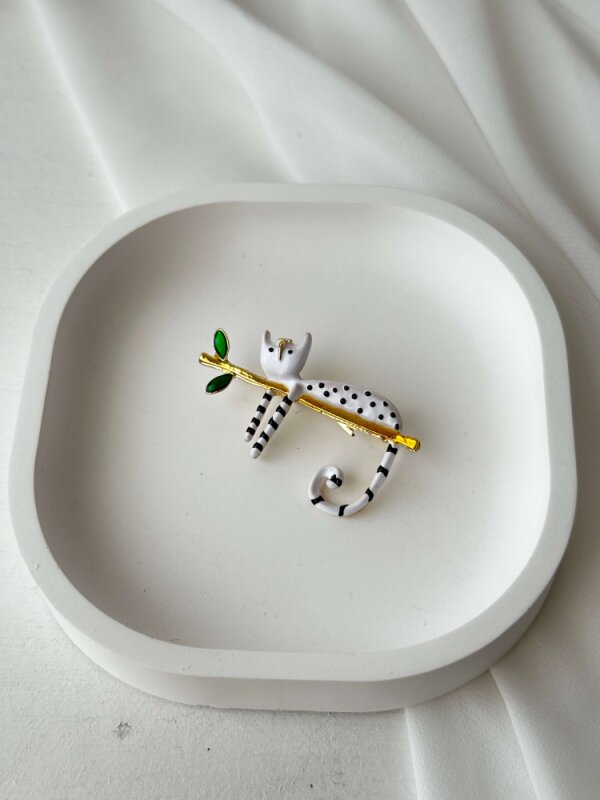 Beyaz Üzeri Siyah Benekli Kedi Broş - 5