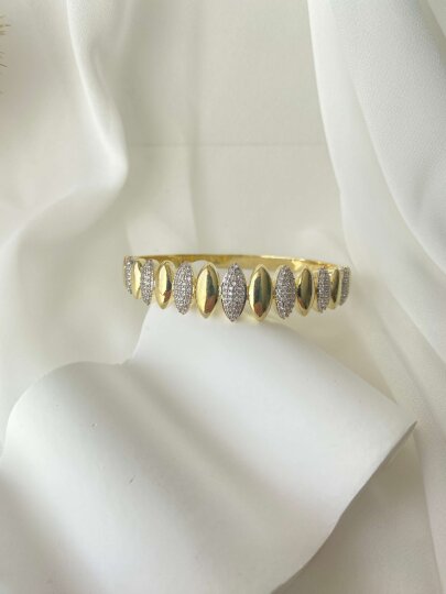 Özel Seri Mekik Desenli ve Taşlı Kelepçe