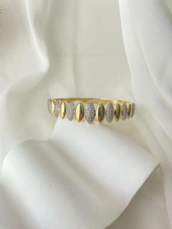 Özel Seri Mekik Desenli ve Taşlı Kelepçe - 1