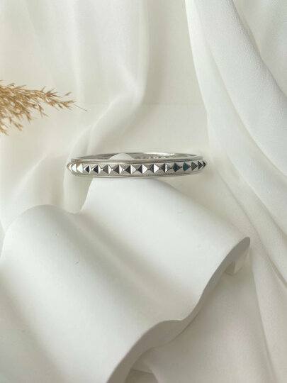 Piramit Detaylı Kelepçe