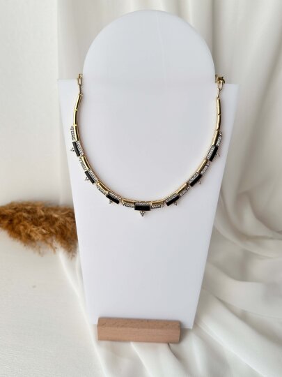 Siyah Üçgen Taş Detaylı Kolye