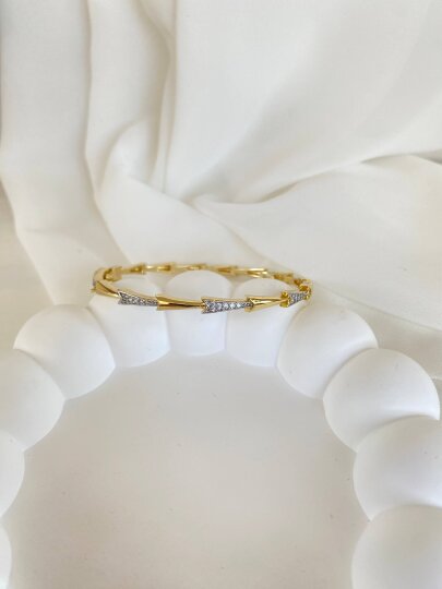 Üzeri Ok Desenli Taşlı Kelepçe