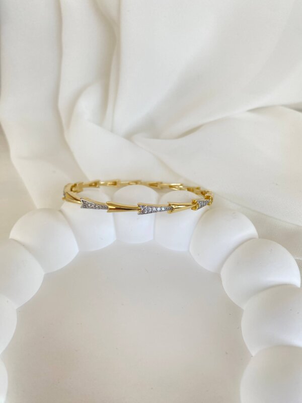 Üzeri Ok Desenli Taşlı Kelepçe - 1